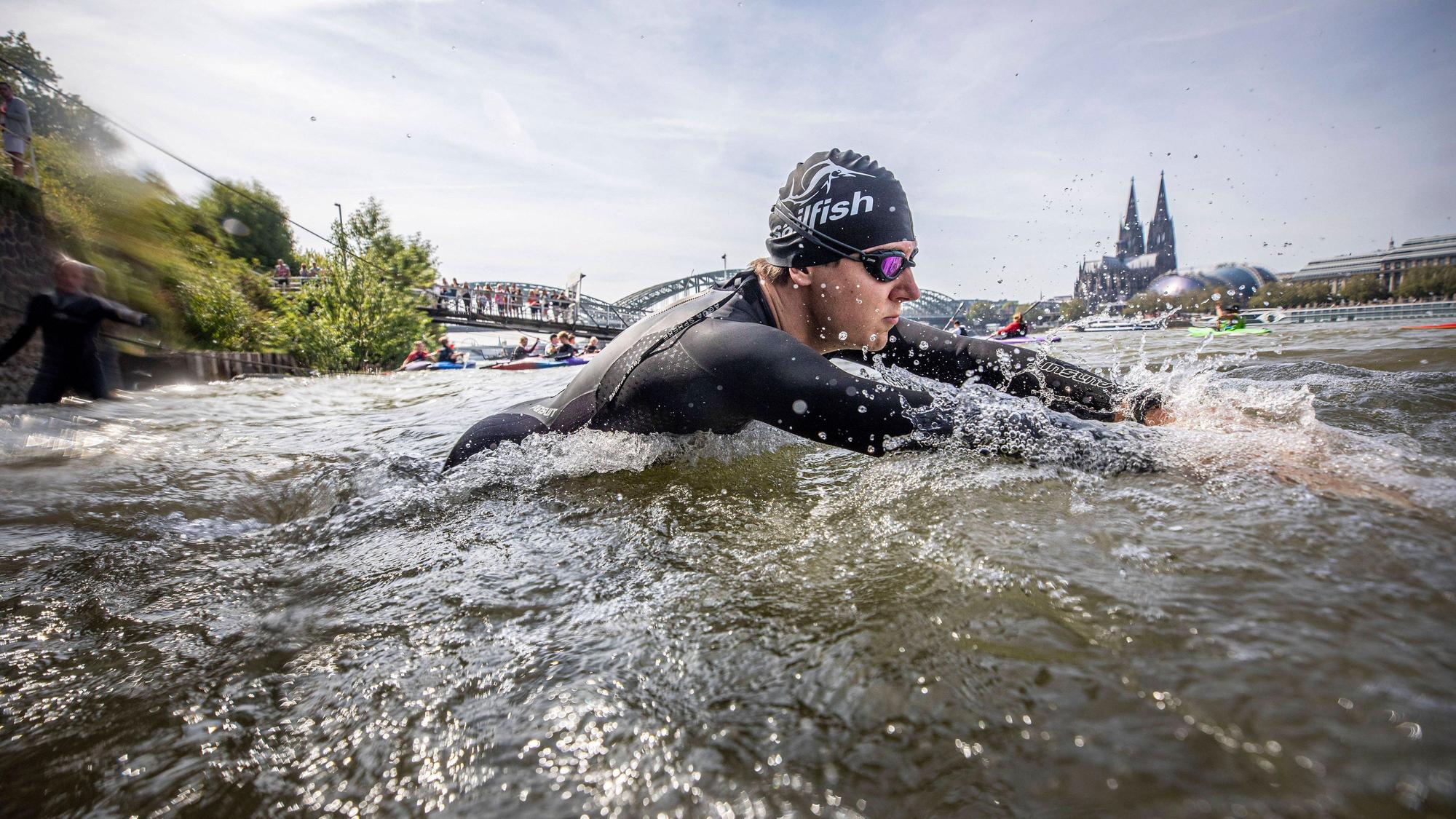 Eine Besonderheit des Köln-Triathlons ist die Schwimmstrecke im Rhein.