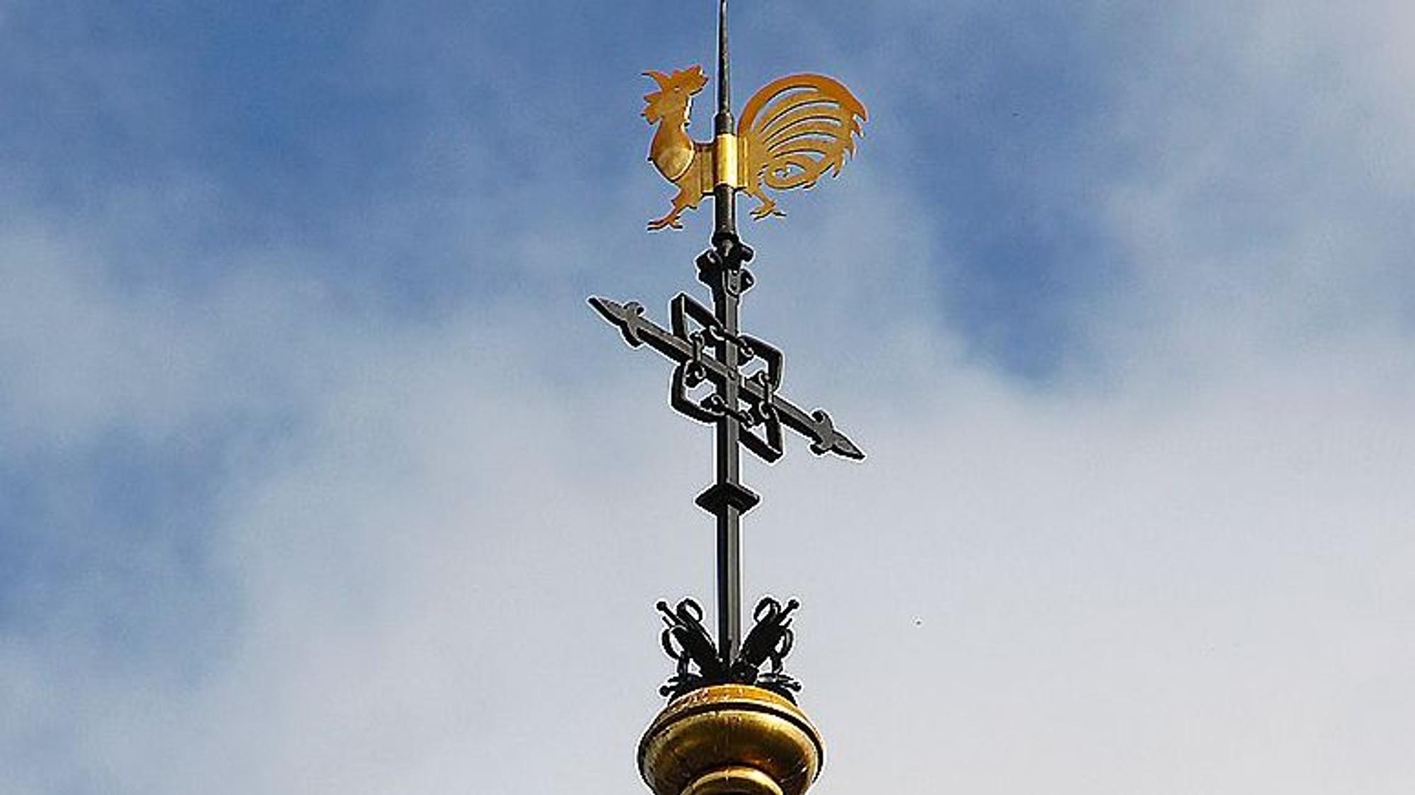 Das Bild zeigt den Hahn auf der Kirchturmspitze.