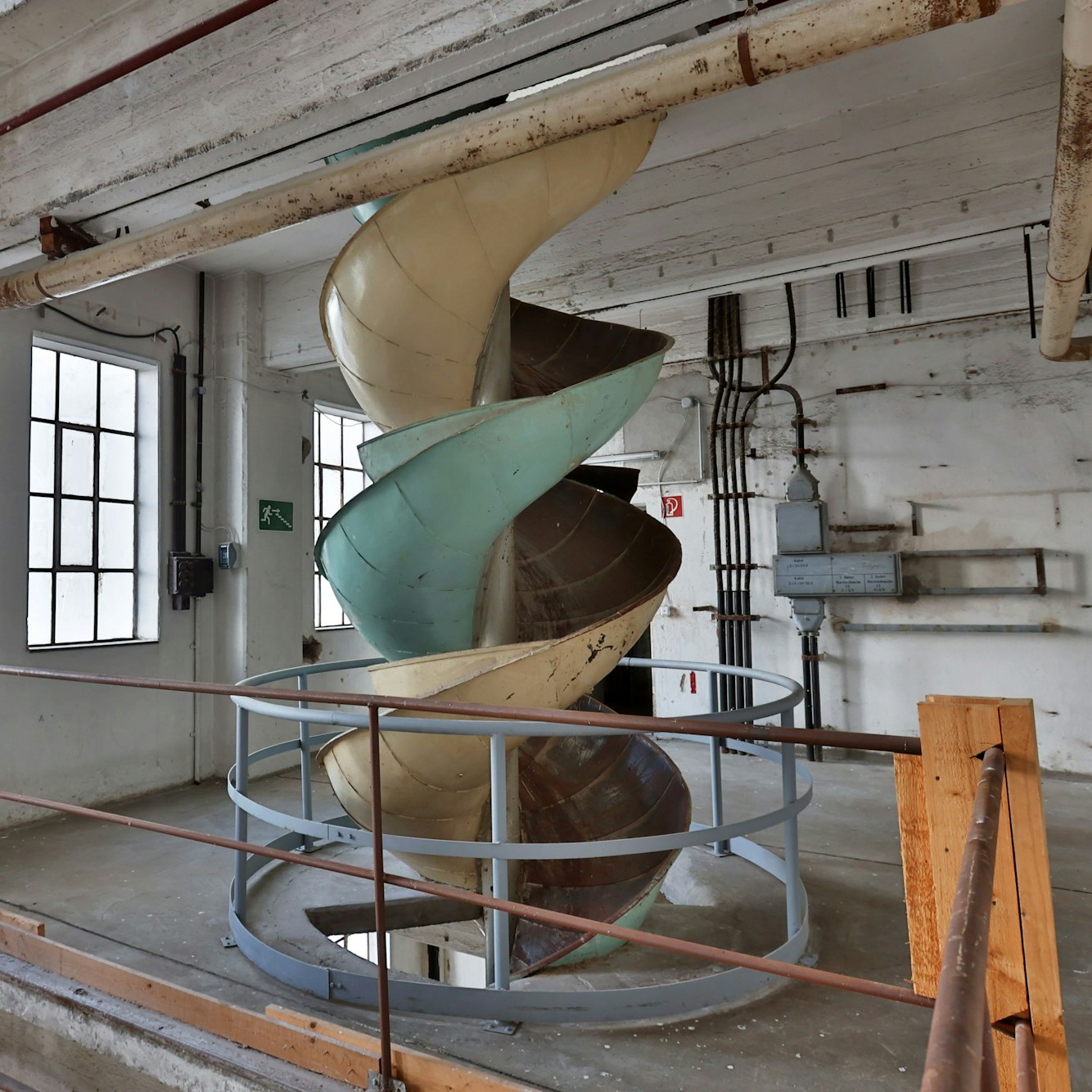 Die Rutsche für Mehlsäcke im Inneren eines der Mühlengebäude.