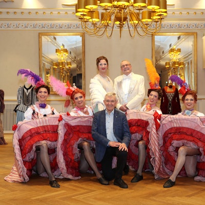 Die Schauspieler stehen in einer Reihe.