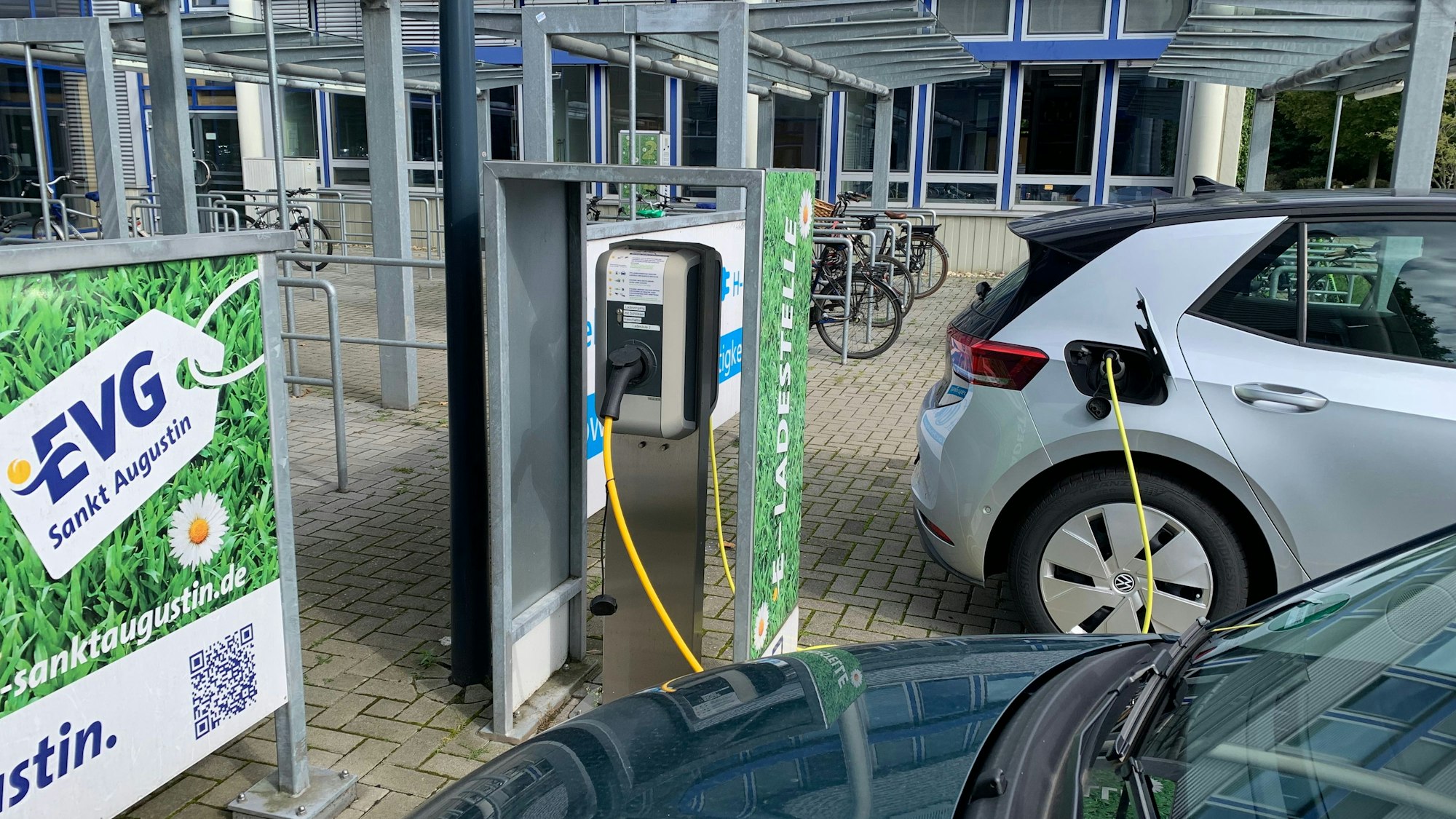 Zwei Autos mit Elektromotor stehen an den E-Ladesäulen der Hochschule Bonn-Rhein-Sieg in Sankt Augustin.