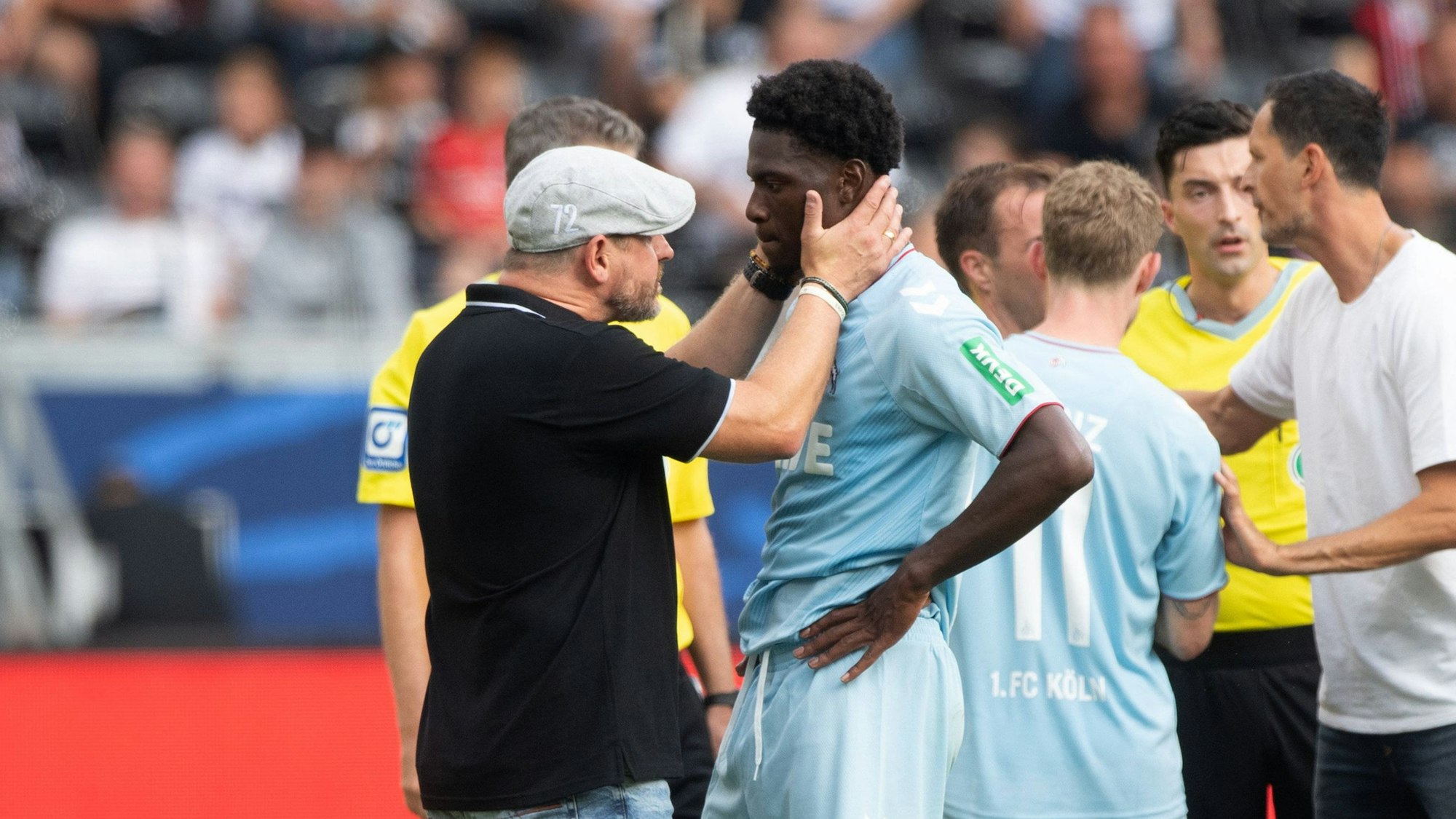 Steffen Baumgart tröstet Farida Alidou nach dem 1:1 gegen seinen Ex-Verein Eintracht Frankfurt.