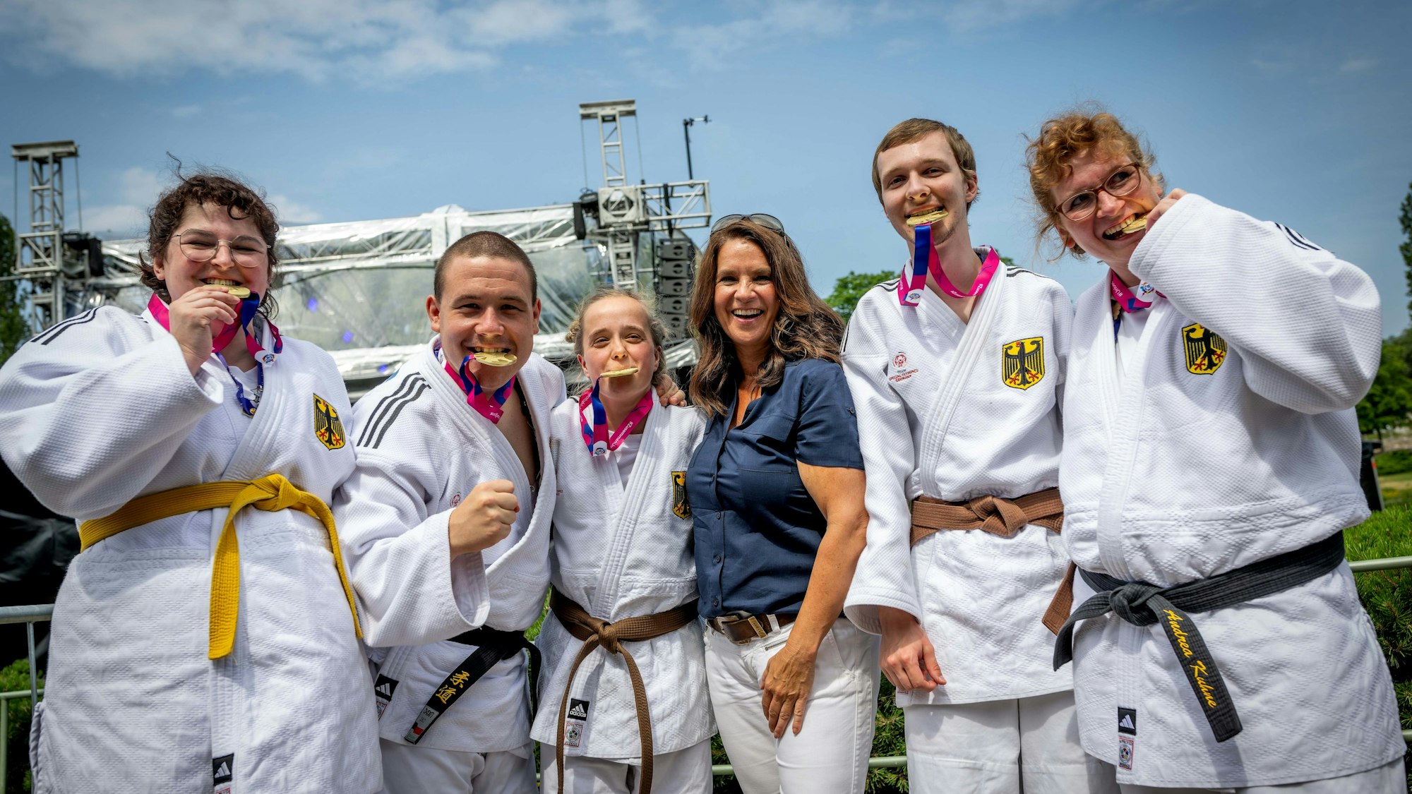 Auf dem Foto sind die Judoka aus Frechen mit Gi-Kimono und Gürtel zu sehen: Stephanie Drescher, Trainer Henning Schäfer, Andrea Kuhne und Timo Karmasch. Auf dem Foto fehlt Bastian Wind.