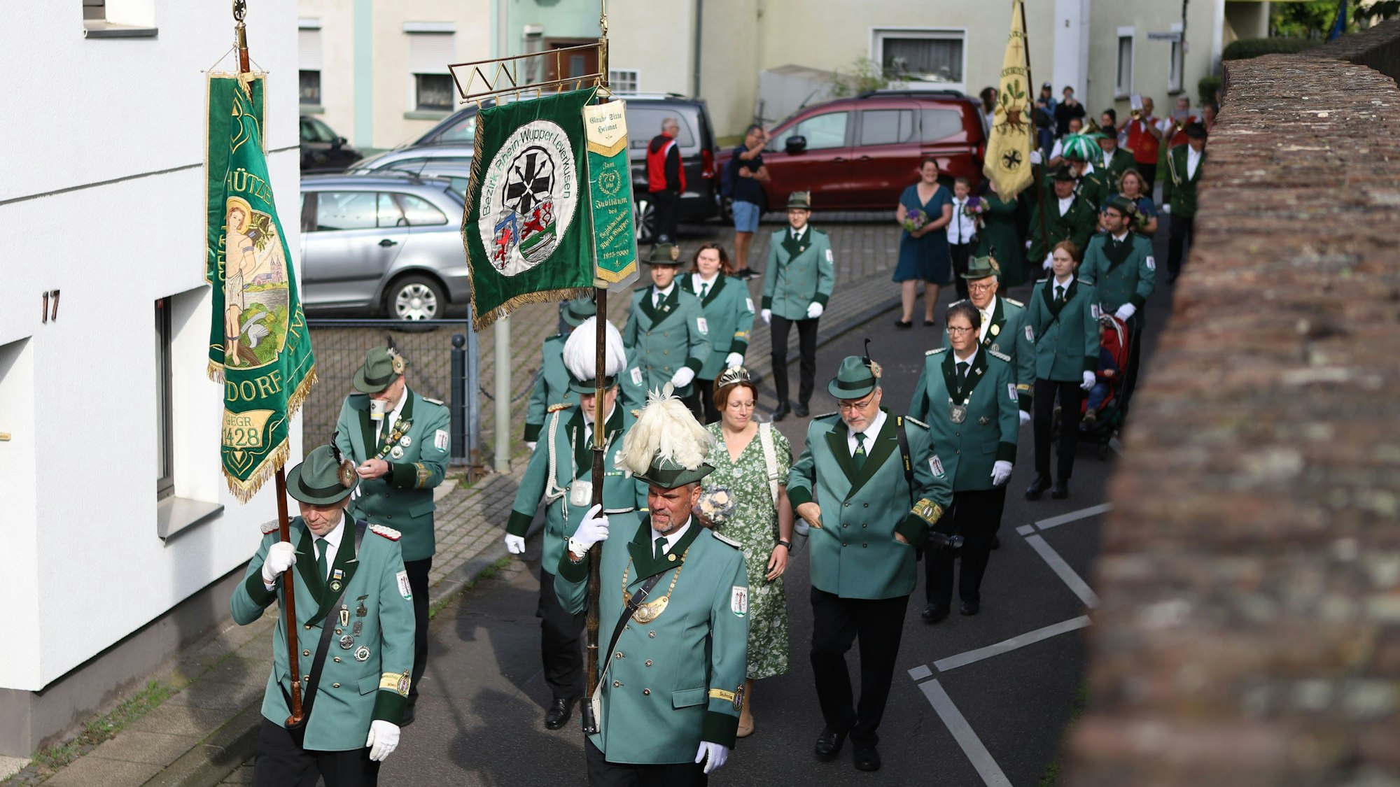 Der Festumzug der Rheindorfer Schützenbruderschaft am Sonntag