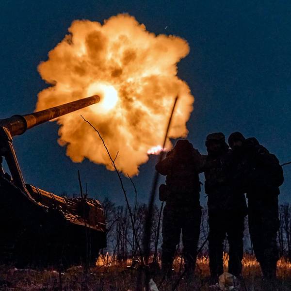 Ukrainische Soldaten feuern eine Pion (M-1975) Kanonenhaubitze auf russische Stellungen in der Nähe von Bachmut. (Symbolbild)