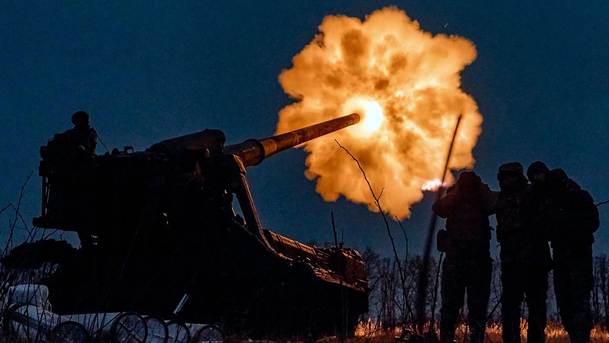 Ukrainische Soldaten feuern auf russische Stellungen. Boris Pistorius hat zuletzt vor einer Ausweitung des Krieges auf Nato-Länder gewarnt. Das sei vor allem ein innenpolitisches Signal, sagt Thomas Jäger von Universität zu Köln. (Archivbild)