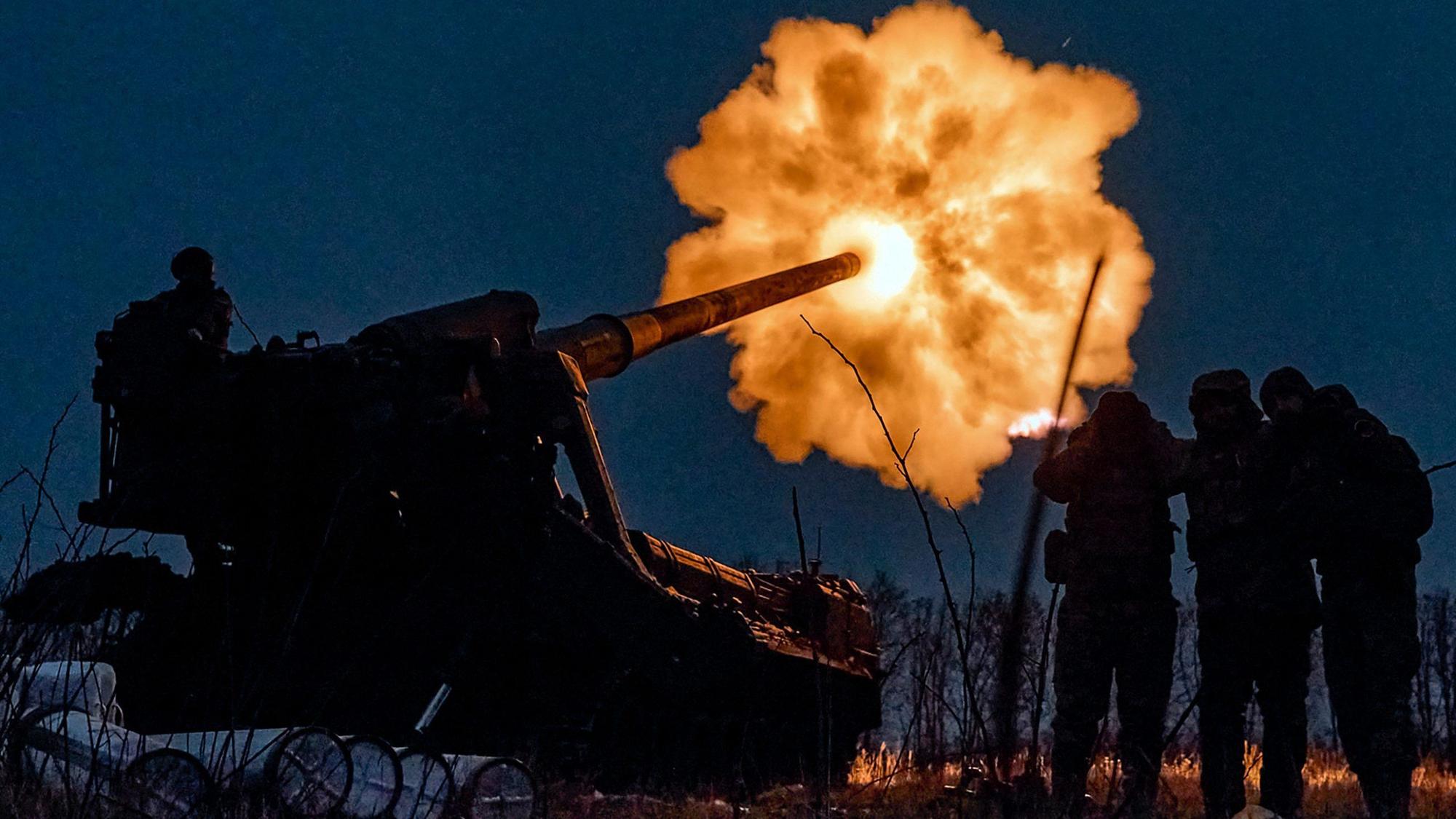 Ukrainische Soldaten feuern eine Pion (M-1975) Kanonenhaubitze auf russische Stellungen in der Nähe von Bachmut. (Symbolbild)