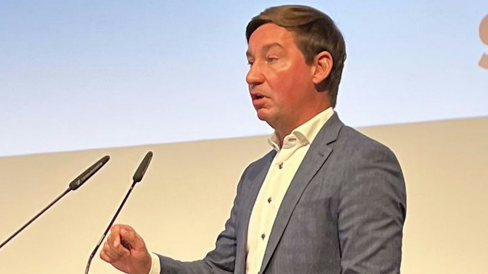 Der Vorsitzende der SPD Rhein-Sieg steht am Rednerpult.