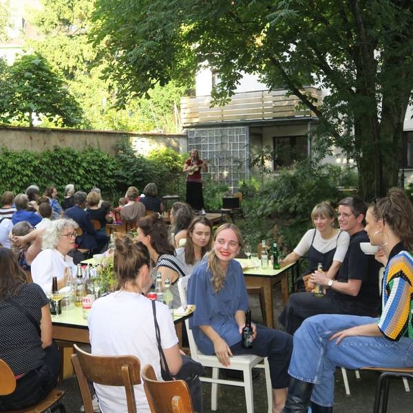 Viele Besucher in einem Innenhof.