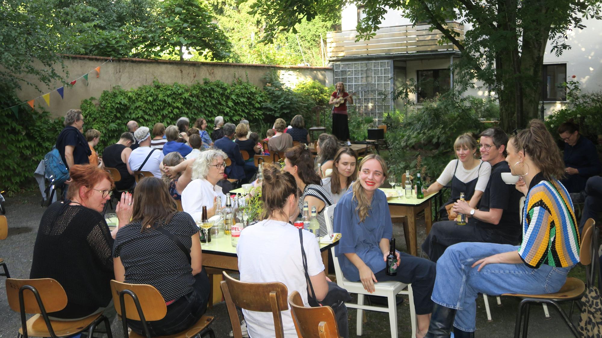 Viele Besucher in einem Innenhof.