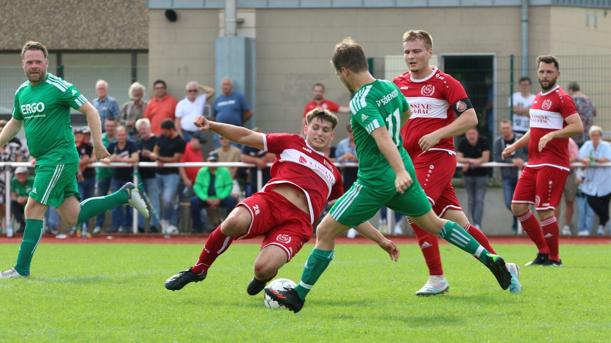 Zweikampf zwischen zwei Fußballern.