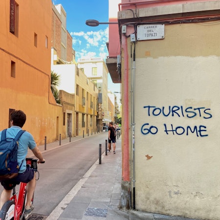 14.08.2023, Spanien, Barcelona: Ein an eine Wand im Künstlerviertel Vila de Gràcia gesprühter Schriftzug «Tourists Go Home». Trotz der hohen Inflation auch und vor allem im Tourismussektor steht Spanien vor einem Rekordjahr mit so vielen ausländischen Besuchern wie noch nie zuvor. Gleichzeitig scheint der Verdruss der Einheimischen gegenüber den Touristen rapide zuzunehmen. Foto: Emilio Rappold/dpa +++ dpa-Bildfunk +++
