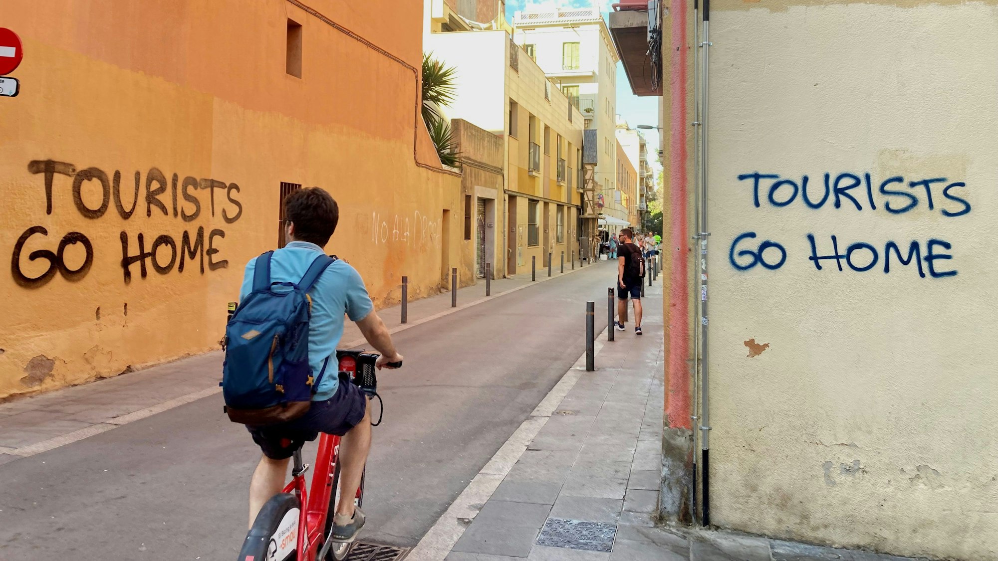 14.08.2023, Spanien, Barcelona: Ein an eine Wand im Künstlerviertel Vila de Gràcia gesprühter Schriftzug «Tourists Go Home». Trotz der hohen Inflation auch und vor allem im Tourismussektor steht Spanien vor einem Rekordjahr mit so vielen ausländischen Besuchern wie noch nie zuvor. Gleichzeitig scheint der Verdruss der Einheimischen gegenüber den Touristen rapide zuzunehmen. Foto: Emilio Rappold/dpa +++ dpa-Bildfunk +++