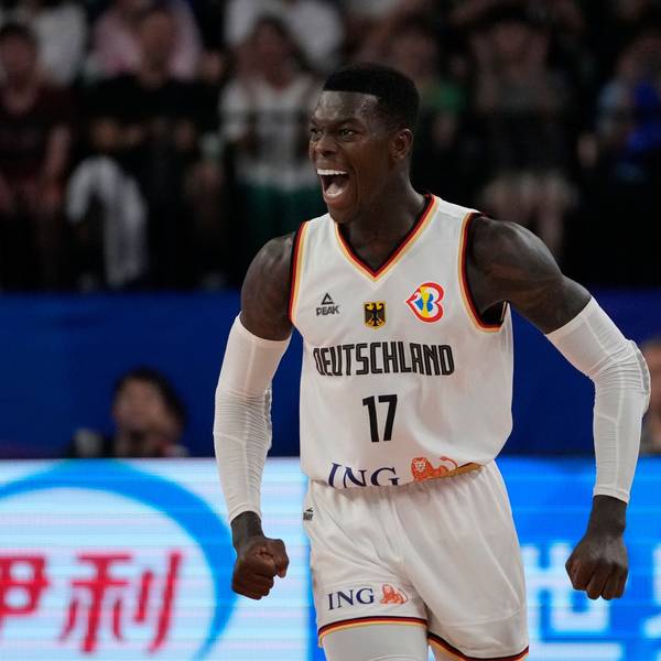 Deutschlands Point Guard Dennis Schröder nach einem erfolgreichen Drei-Punkte-Wurf gegen Slowenien.