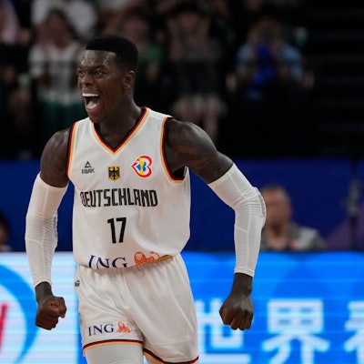 Deutschlands Point Guard Dennis Schröder nach einem erfolgreichen Drei-Punkte-Wurf gegen Slowenien.