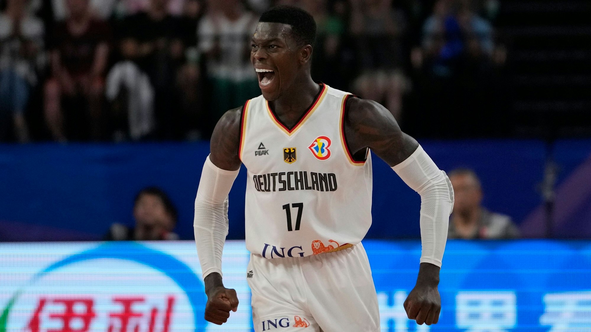 Deutschlands Point Guard Dennis Schröder nach einem erfolgreichen Drei-Punkte-Wurf gegen Slowenien.