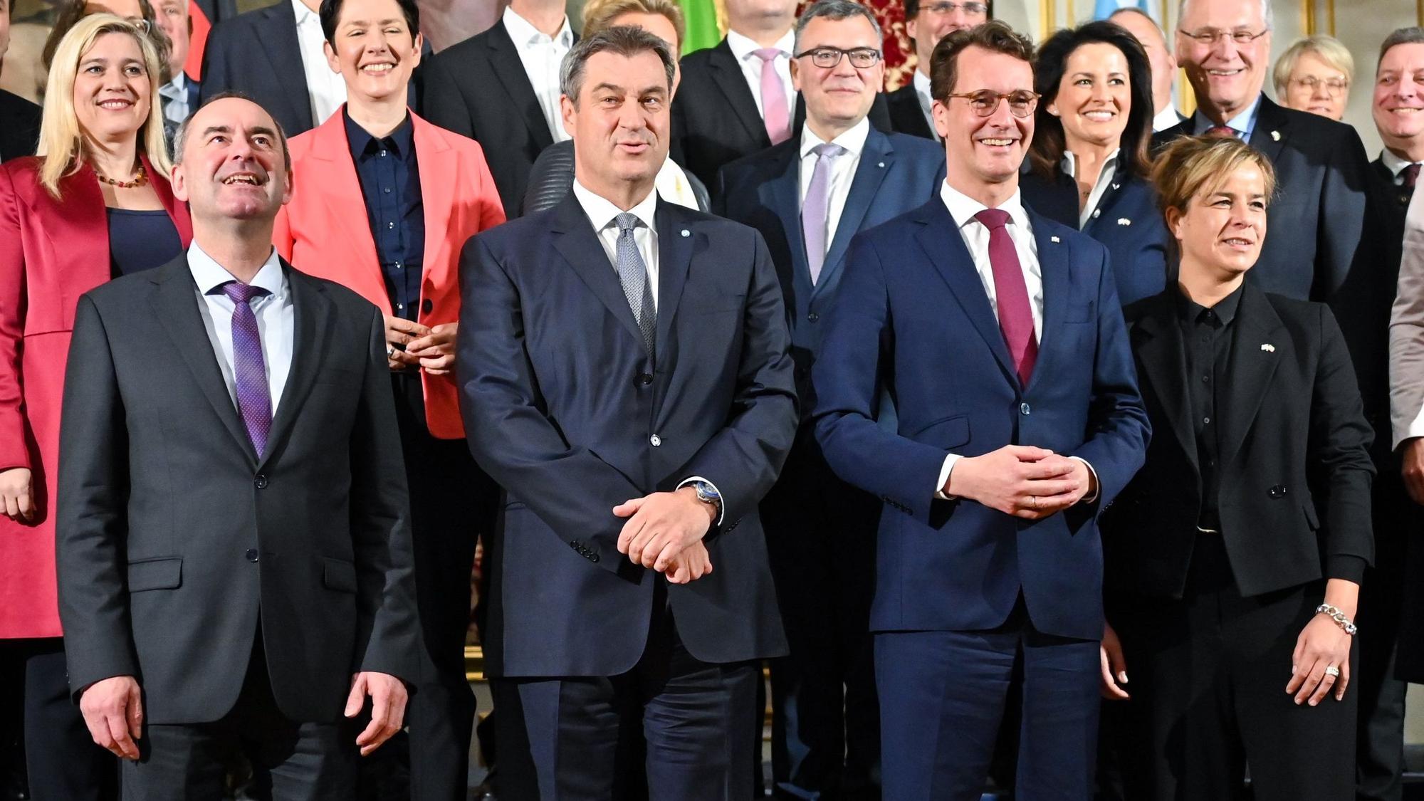 Hier noch gemeinsam: NRW-Ministerpräsident (CDU, 2.v.r.) verzichtet auf einen Kommentar zur Flugblatt-Affäre von Hubert Aiwanger (Freie Wähler, l.), Mona Neubaur (Grüne, r.), Vize-Ministerpräsidentin in NRW, wählte deutlich klarere Worte für den Vize von Markus Söder (CSU, 2.v.l.)