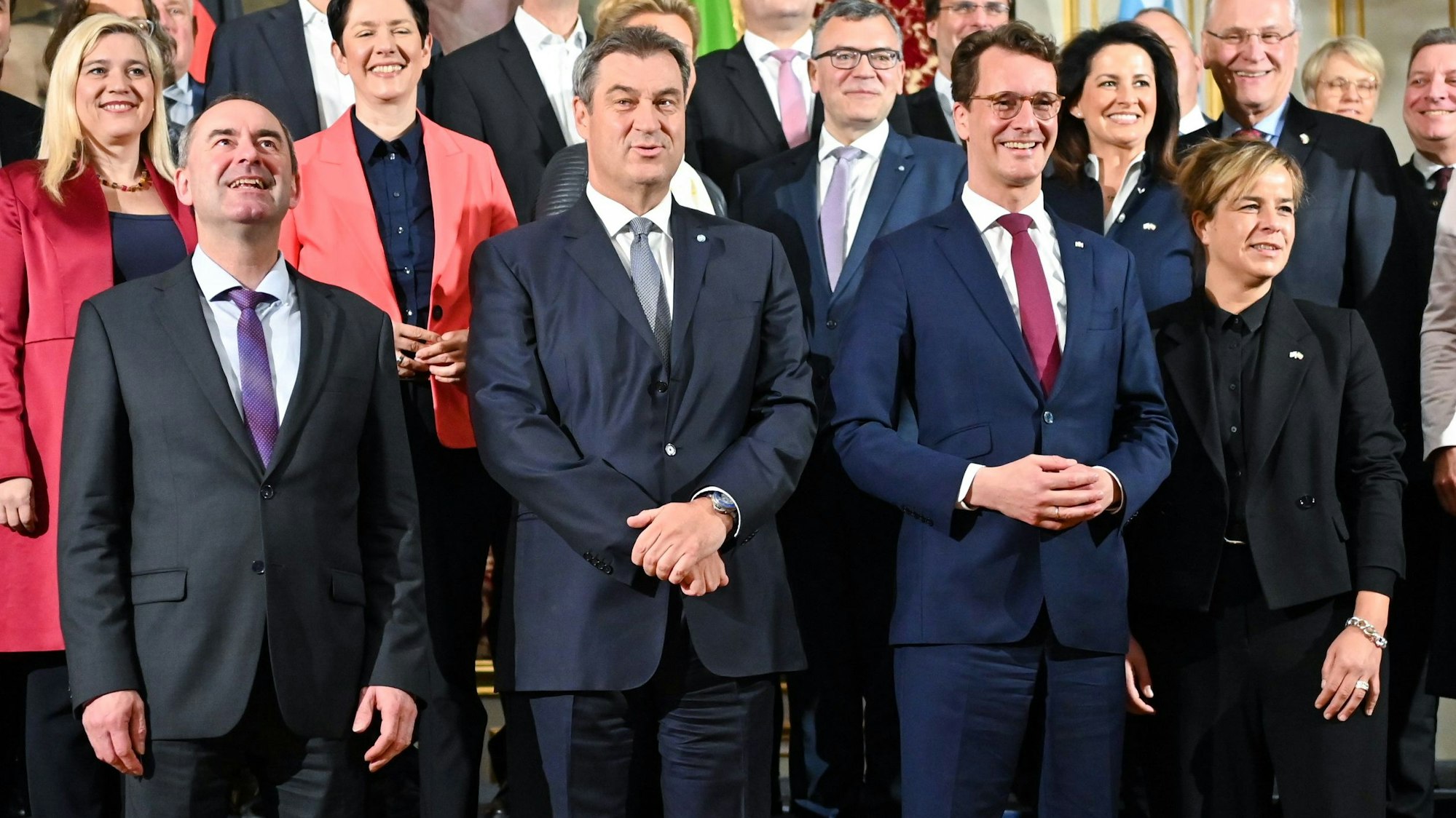 Hier noch gemeinsam: NRW-Ministerpräsident (CDU, 2.v.r.) verzichtet auf einen Kommentar zur Flugblatt-Affäre von Hubert Aiwanger (Freie Wähler, l.), Mona Neubaur (Grüne, r.), Vize-Ministerpräsidentin in NRW, wählte deutlich klarere Worte für den Vize von Markus Söder (CSU, 2.v.l.)