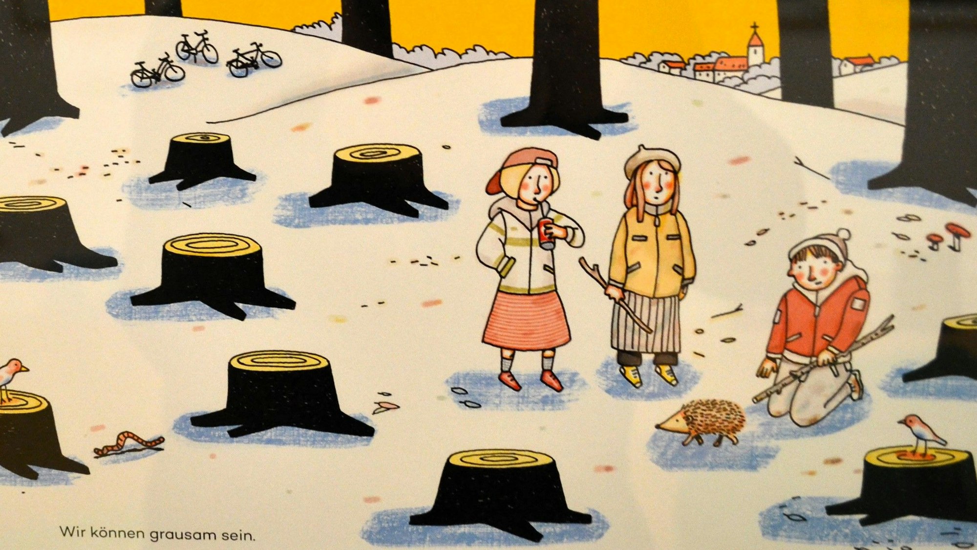 Drei Kinder stehen in einem schneebedeckten Wald, der hauptsächlich aus Baumstümpfen steht. Zwei halten Stöcke in der Hand, vor ihnen läuft ein Igel. Im Bild steht: „Wir können grausam sein.“