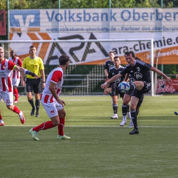 Ein Wiehler Fußballer stoppt den Ball mit dem Fuß in der Luft.
