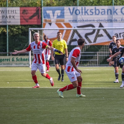 Ein Wiehler Fußballer stoppt den Ball mit dem Fuß in der Luft.