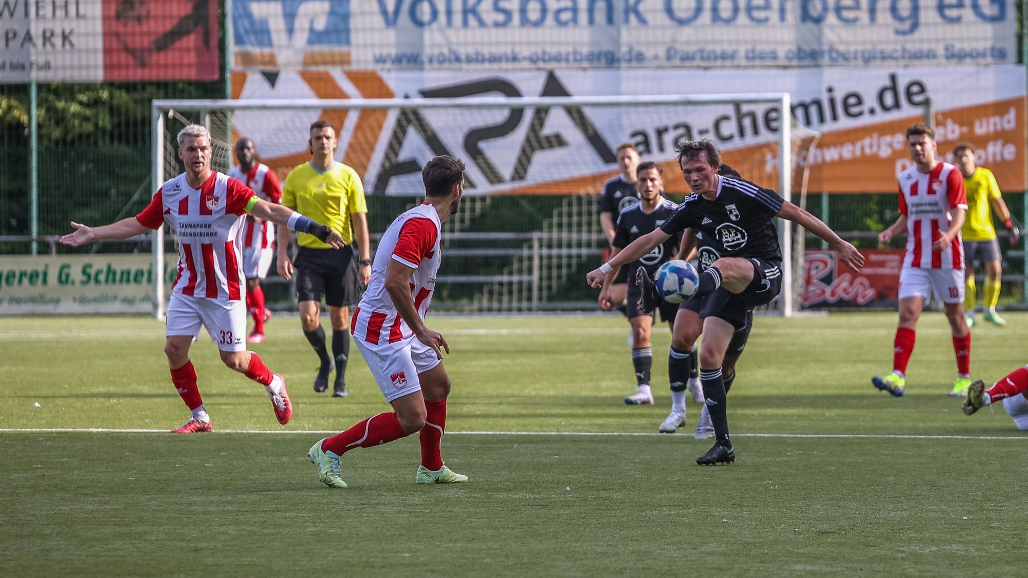 Ein Wiehler Fußballer stoppt den Ball mit dem Fuß in der Luft.