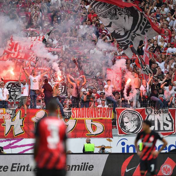 Fans des 1. FC Köln im Deutsche-Bank-Park in Frankfurt. Einige Ultras sind erst nach Anpfiff in das Stadion gelassen worden.