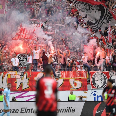 Fans des 1. FC Köln im Deutsche-Bank-Park in Frankfurt. Einige Ultras sind erst nach Anpfiff in das Stadion gelassen worden.