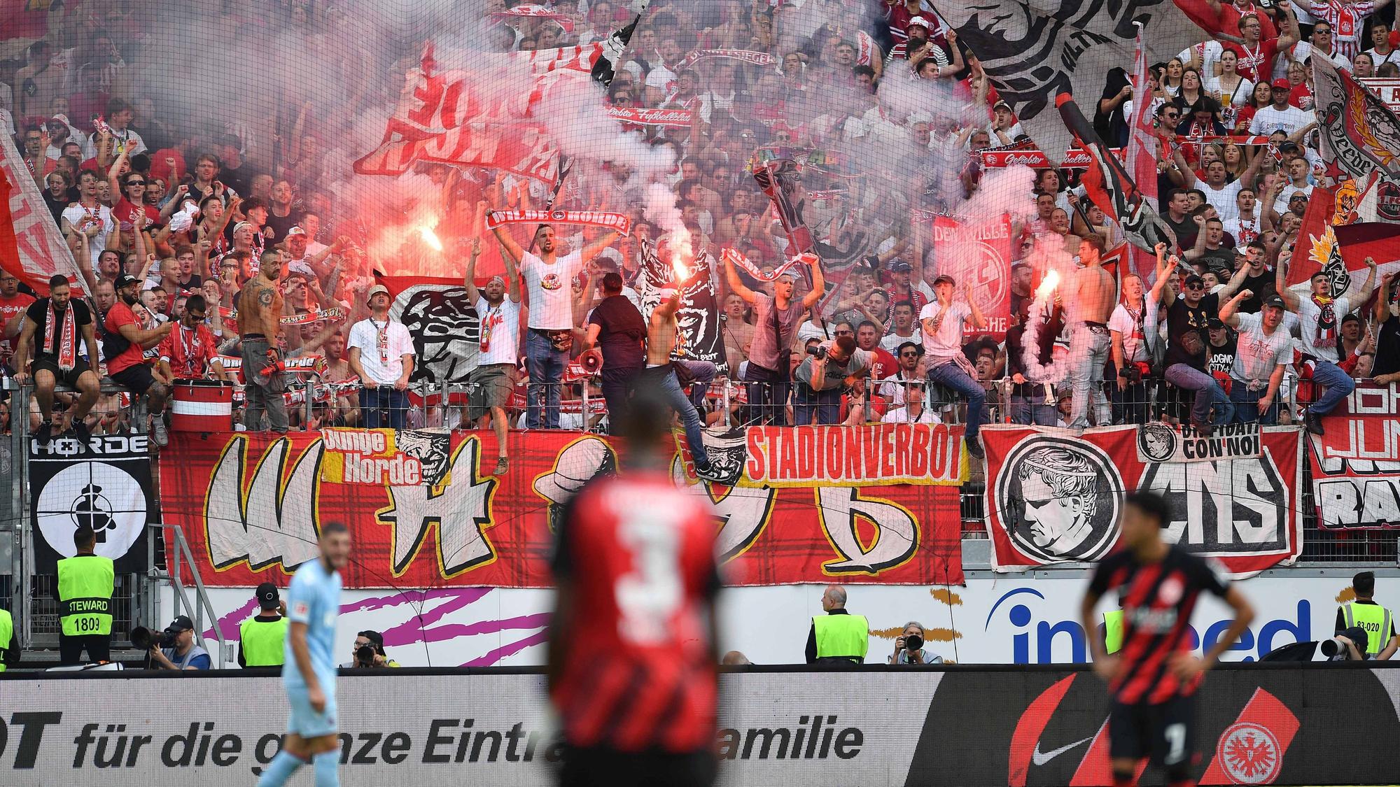 Fans des 1. FC Köln im Deutsche-Bank-Park in Frankfurt. Einige Ultras sind erst nach Anpfiff in das Stadion gelassen worden.