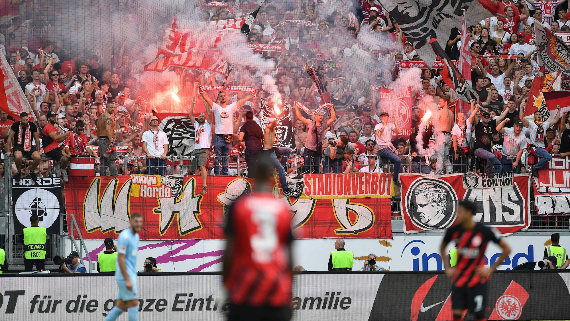Fans des 1. FC Köln im Deutsche-Bank-Park in Frankfurt. Einige Ultras sind erst nach Anpfiff in das Stadion gelassen worden.
