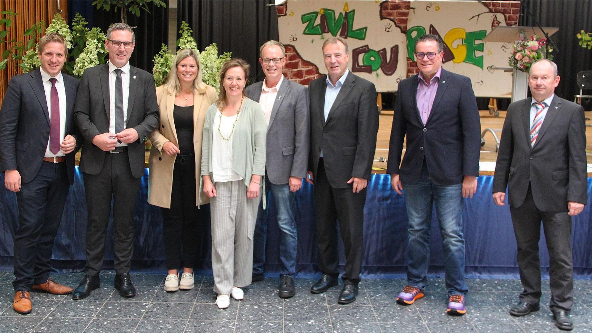 Die Vertreter der Schulfamilie haben sich zum Gruppenfoto aufgestellt.