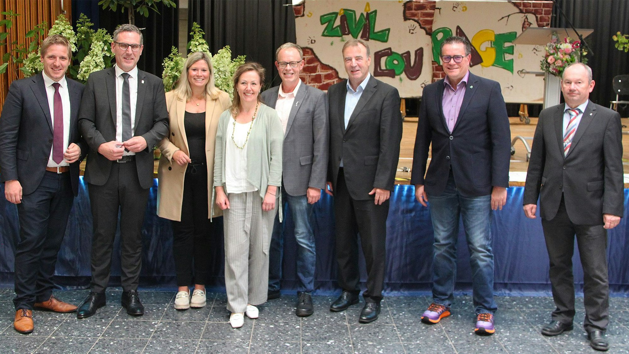 Die Vertreter der Schulfamilie haben sich zum Gruppenfoto aufgestellt.