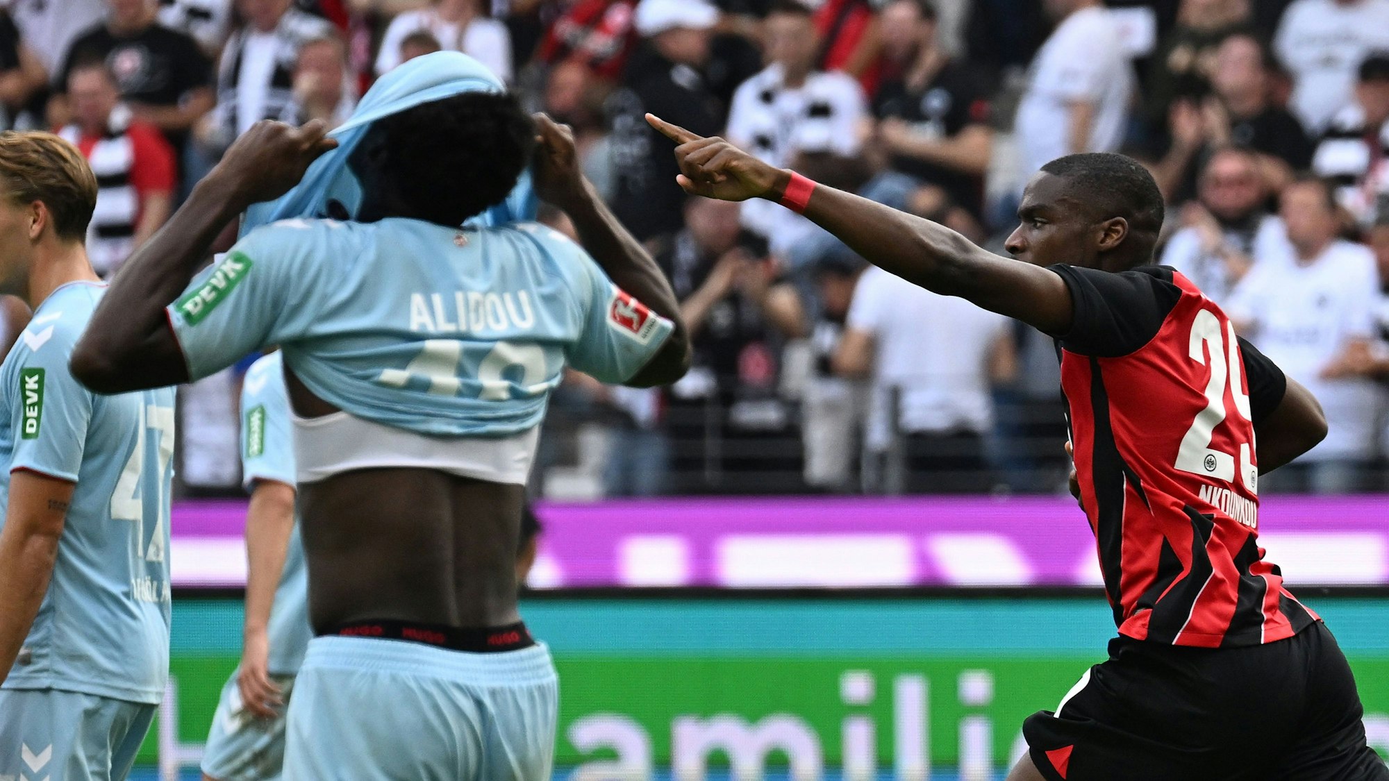 03.09.2023, xjhx, Fussball 1.Bundesliga, Eintracht Frankfurt - 1.FC Köln emspor, v.l. Torjubel nach dem Tor zum celebrating the goal celebrate 1:1 durch Neuzugang Niels Nkounkou of Eintracht Frankfurt DFL/DFB REGULATIONS PROHIBIT ANY USE OF PHOTOGRAPHS as IMAGE SEQUENCES and/or QUASI-VIDEO Frankfurt am Main *** 03 09 2023, xjhx, football 1 Bundesliga, Eintracht Frankfurt 1 FC Köln emspor, v l goal celebration after the goal celebrating 1 1 by newcomer Niels Nkounkou of Eintracht Frankfurt DFL DFB REGULATIONS PROHIBIT ANY USE OF PHOTOGRAPHS AS IMAGE SEQUENCES AND OR QUASI VIDEO Frankfurt am Main