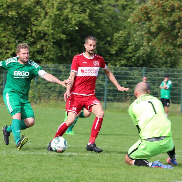 Ein Mechernicher Spieler versucht, den Ball am Torwart vorbei zu schießen.