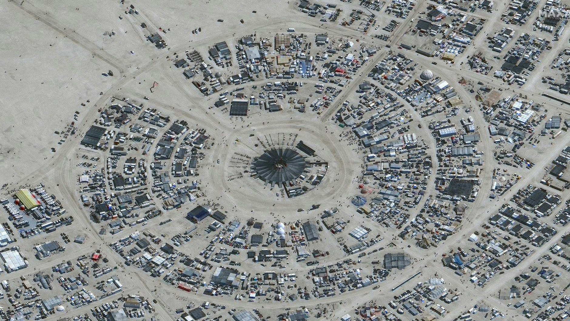 Dieses Satellitenbild zeigt die Situation beim Burning Man Festival in der Black Rock Wüste von Nevada vor den Regenfällen. Tausende Menschen mussten am 2. September auf dem Burning-Man-Festival Zuflucht suchen, nachdem heftige Regenfälle das Wüstengelände in eine Schlammgrube verwandelt und die Organisatoren gezwungen hatten, die Tore zu schließen.