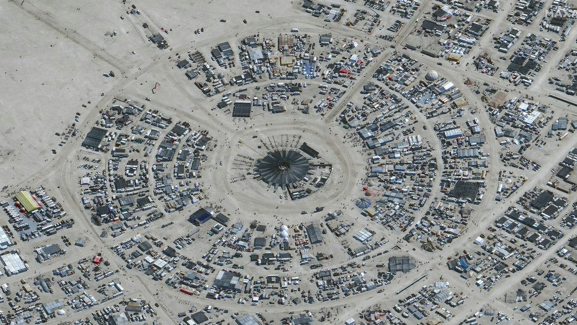 Dieses Satellitenbild zeigt die Situation beim Burning Man Festival in der Black Rock Wüste von Nevada vor den Regenfällen. Tausende Menschen mussten am 2. September auf dem Burning-Man-Festival Zuflucht suchen, nachdem heftige Regenfälle das Wüstengelände in eine Schlammgrube verwandelt und die Organisatoren gezwungen hatten, die Tore zu schließen.