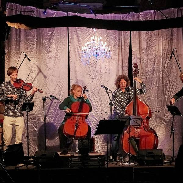 Das Streichquartett „Badz“ um die Voißeler Cellistin Johanna Stein ist auf der Bühne zu sehen.