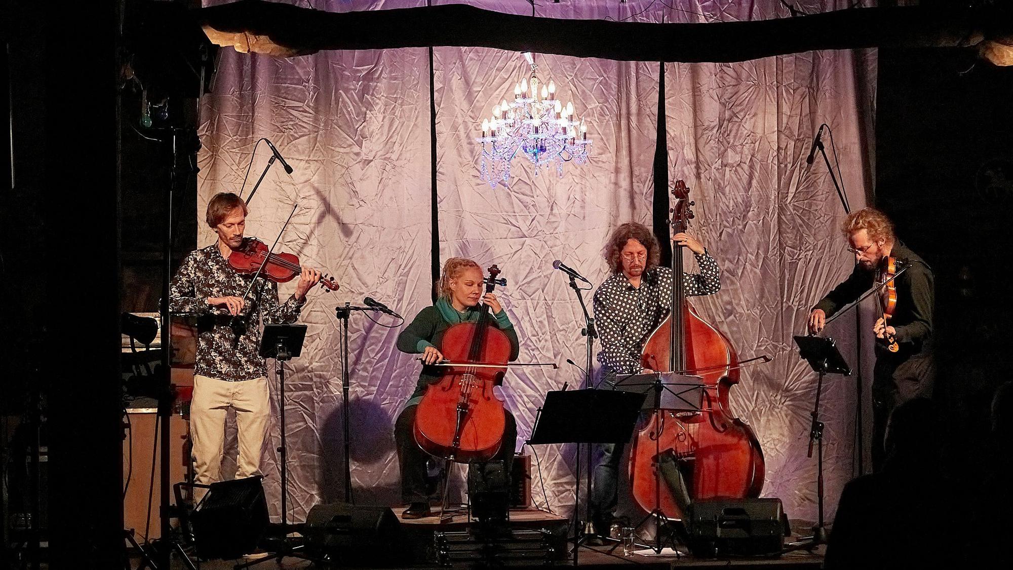 Das Streichquartett „Badz“ um die Voißeler Cellistin Johanna Stein ist auf der Bühne zu sehen.