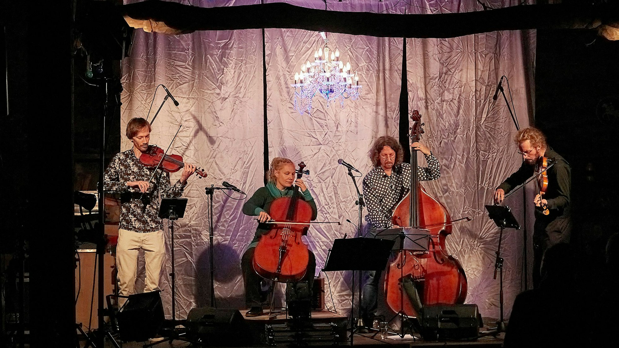 Das Streichquartett „Badz“ um die Voißeler Cellistin Johanna Stein ist auf der Bühne zu sehen.