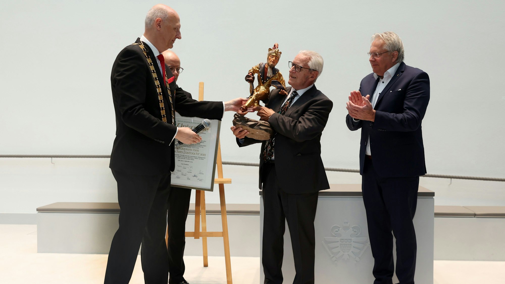 Hans Driesel bekommt den Preis überreicht.