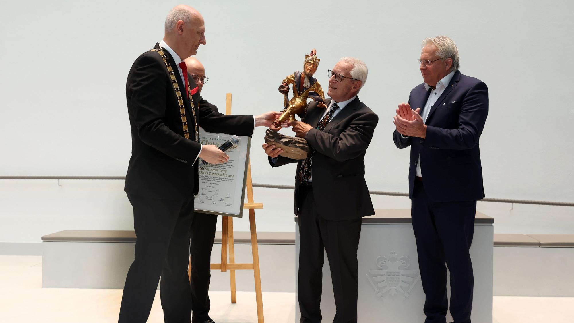 Hans Driesel bekommt den Preis überreicht.