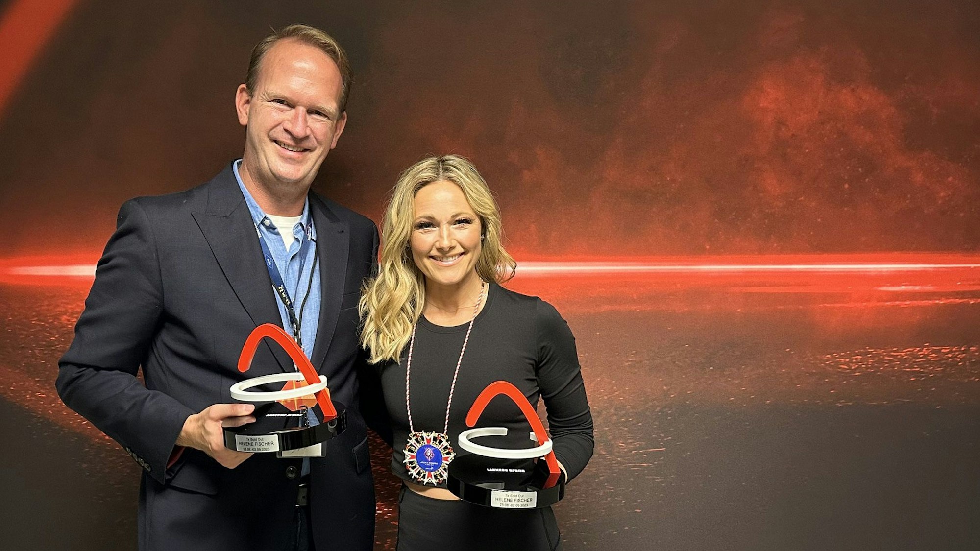 Lanxess Arena Geschäftsführer Stefan Löcher überreicht Helene Fischer  den Sold Out Award.
