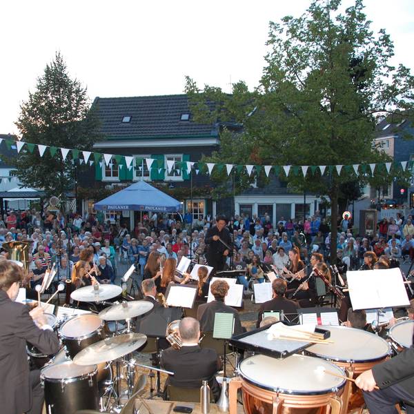 Der Orchesterverein Hilgen gab in der Kirchenkurve in Burscheid ein Serenadenkonzert.