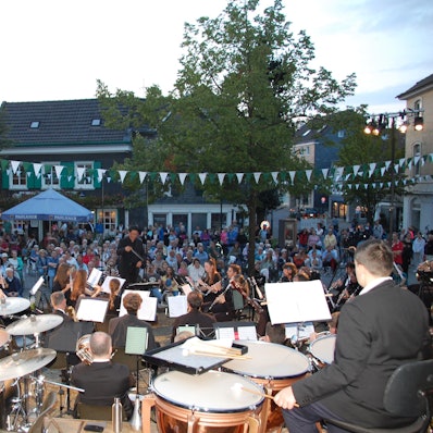 Der Orchesterverein Hilgen gab in der Kirchenkurve in Burscheid ein Serenadenkonzert.
