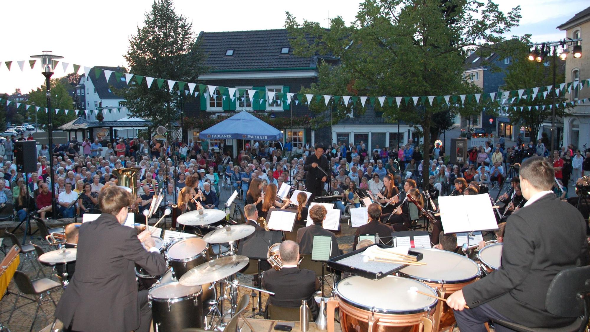 Der Orchesterverein Hilgen gab in der Kirchenkurve in Burscheid ein Serenadenkonzert.