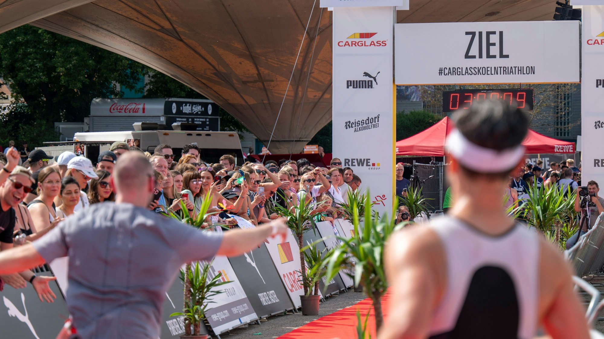 Im Tanzbrunnen in Köln-Deutz kamen die Triathleten ins Ziel.