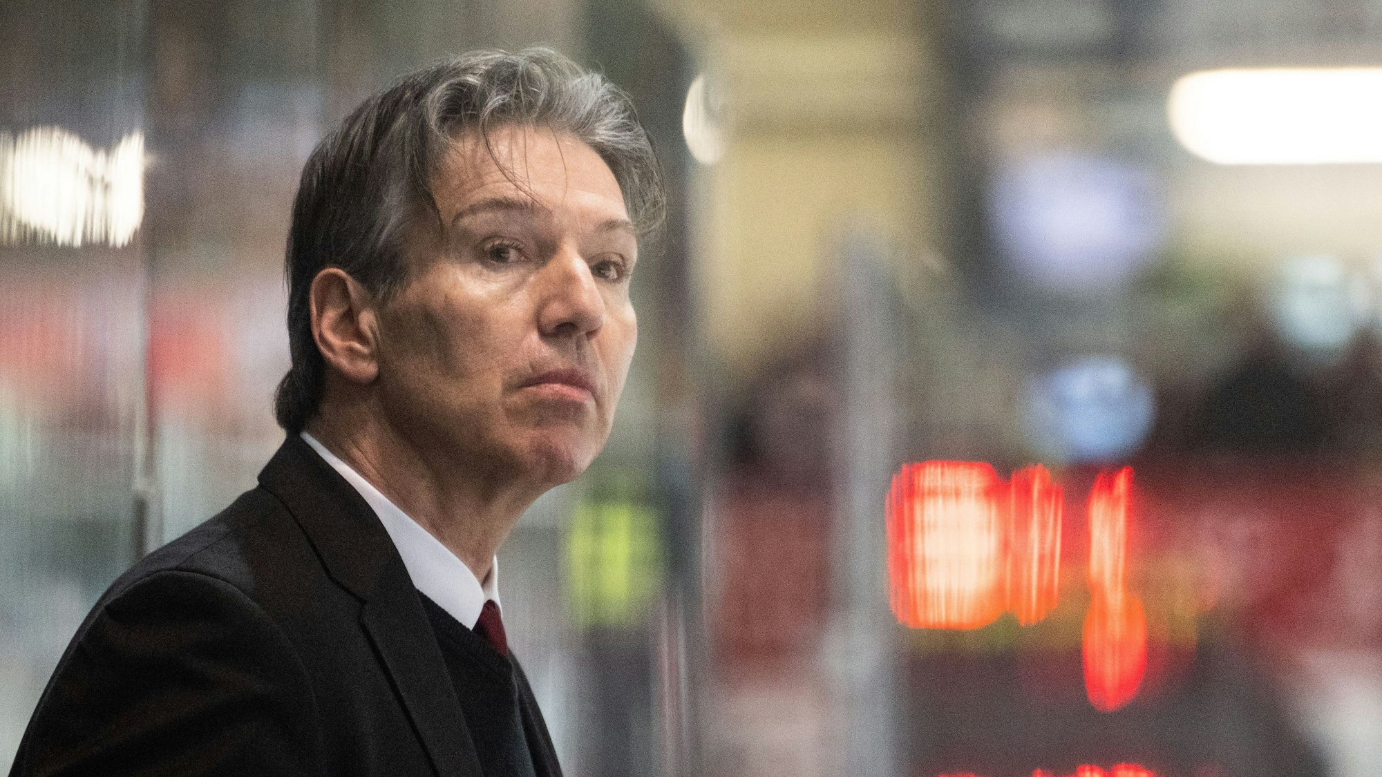 Uwe Krupp steht auf der Trainerbank.