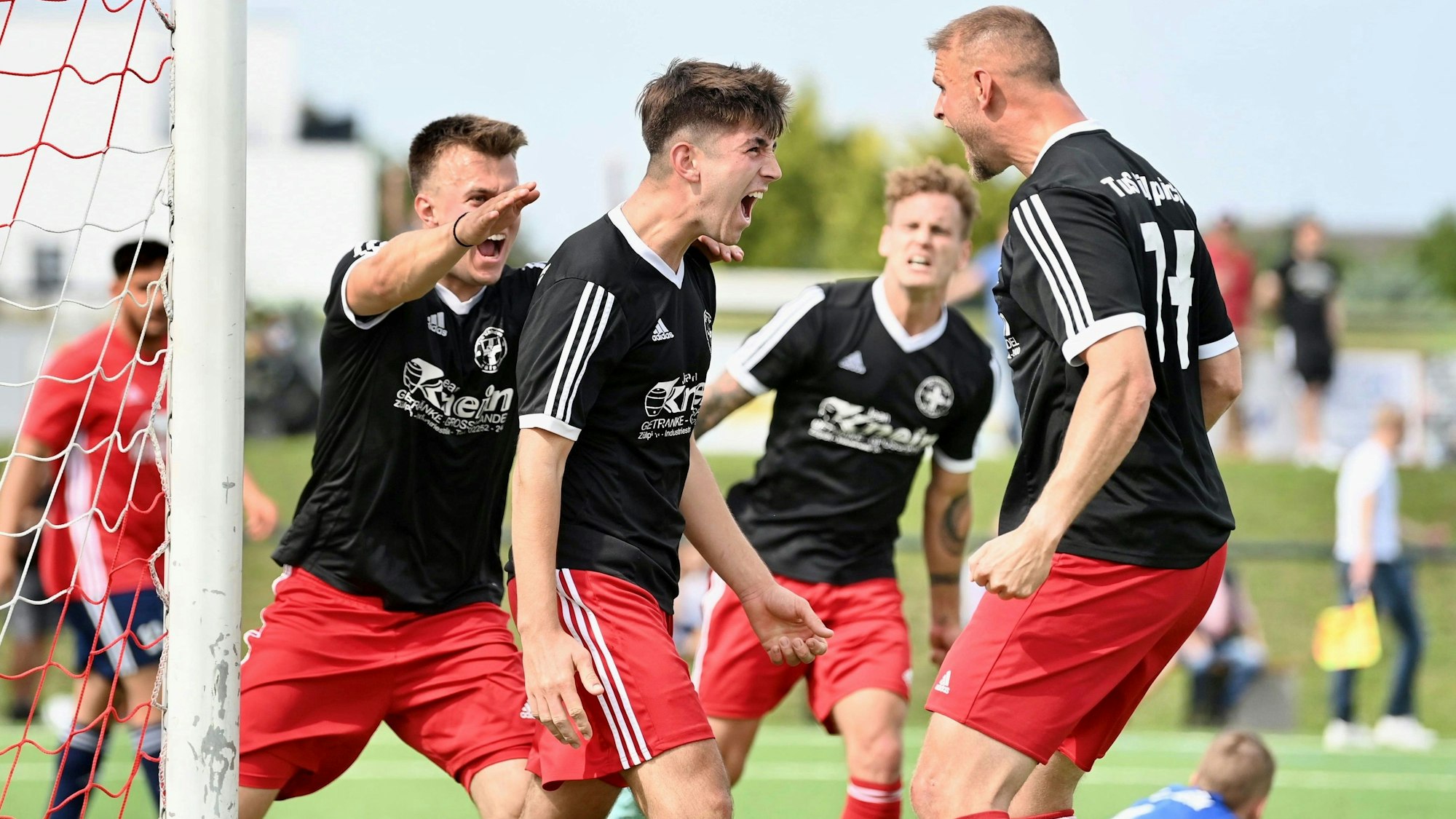 Zülpichs Spieler jubeln lautstark ihre Freude über die kurze 2:1-Führung heraus.