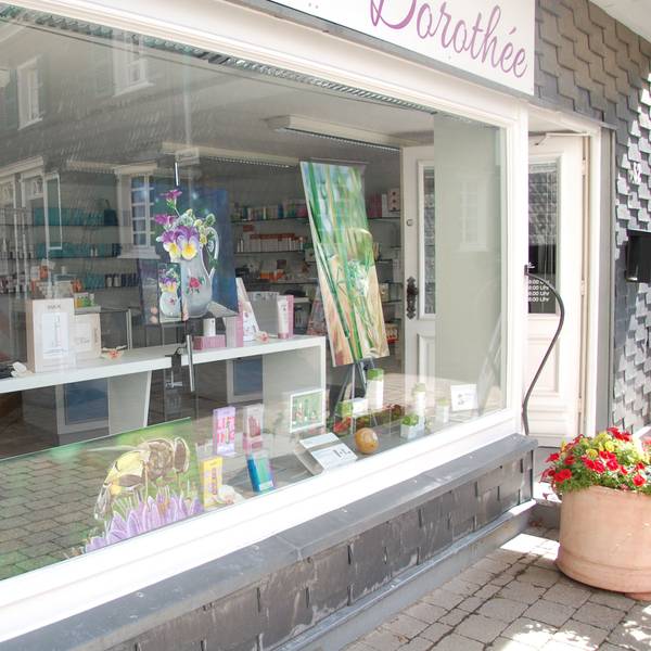Kunst im Schaufenster in Burscheid: Das Schaufenster eines Kosmetikstudios.