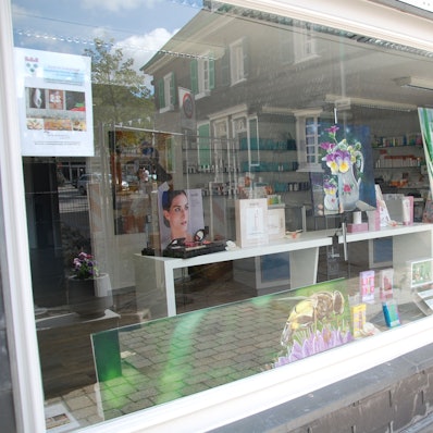 Kunst im Schaufenster in Burscheid: Das Schaufenster eines Kosmetikstudios.